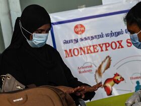 Des professionnels de santé examinent des passagers arrivant de l'étranger afin de détecter les symptômes de la variole du singe, au terminal de l'aéroport international d'Anna, à Chennai, en Inde, le 3 juin 2022.
