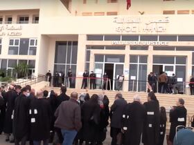 Des avocats manifestent au cours du mois de décembre 2021 devant le tribunal d'Agadir, en signe de protestation contre l'injonction qui leur a été faite de présenter un pass vaccinal avant d'y accéder.