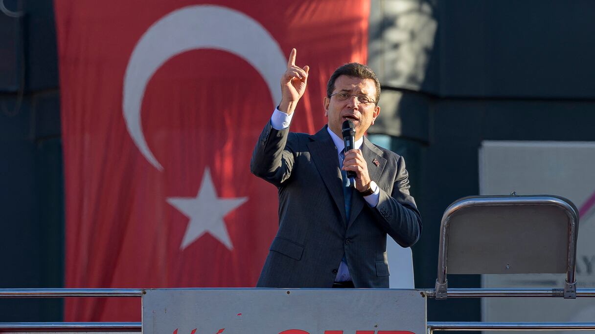 Le maire d'Istanbul, Ekrem Imamoglu, prononce un discours lors d'une manifestation suite à l'arrestation du maire d'Esenyurt, place Esenyurt à Istanbul, le 31 octobre 2024