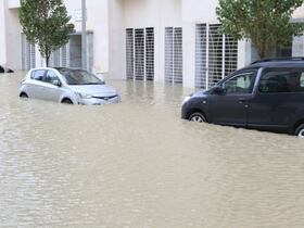 Des voitures submergées par l'eau dans l'un des quartiers de Tanger.