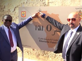 Le ministre des Sports en Côte d’Ivoire, Paulin Claude Danho, et le maire de Tanger, Mounir Laymouri, devant la plaque commémorative représentant le point kilomètre zéro de la voie de la coopération entre le Nord et le Sud de l'Afrique, à Tanger, mardi 1er novembre 2022.