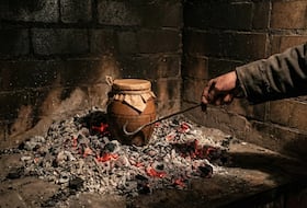 La cuisson traditionnelle de la tanjia marrakechia se fait dans les fours de quartier ou les hammams.