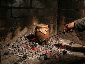 La cuisson traditionnelle de la tanjia marrakechia se fait dans les fours de quartier ou les hammams.