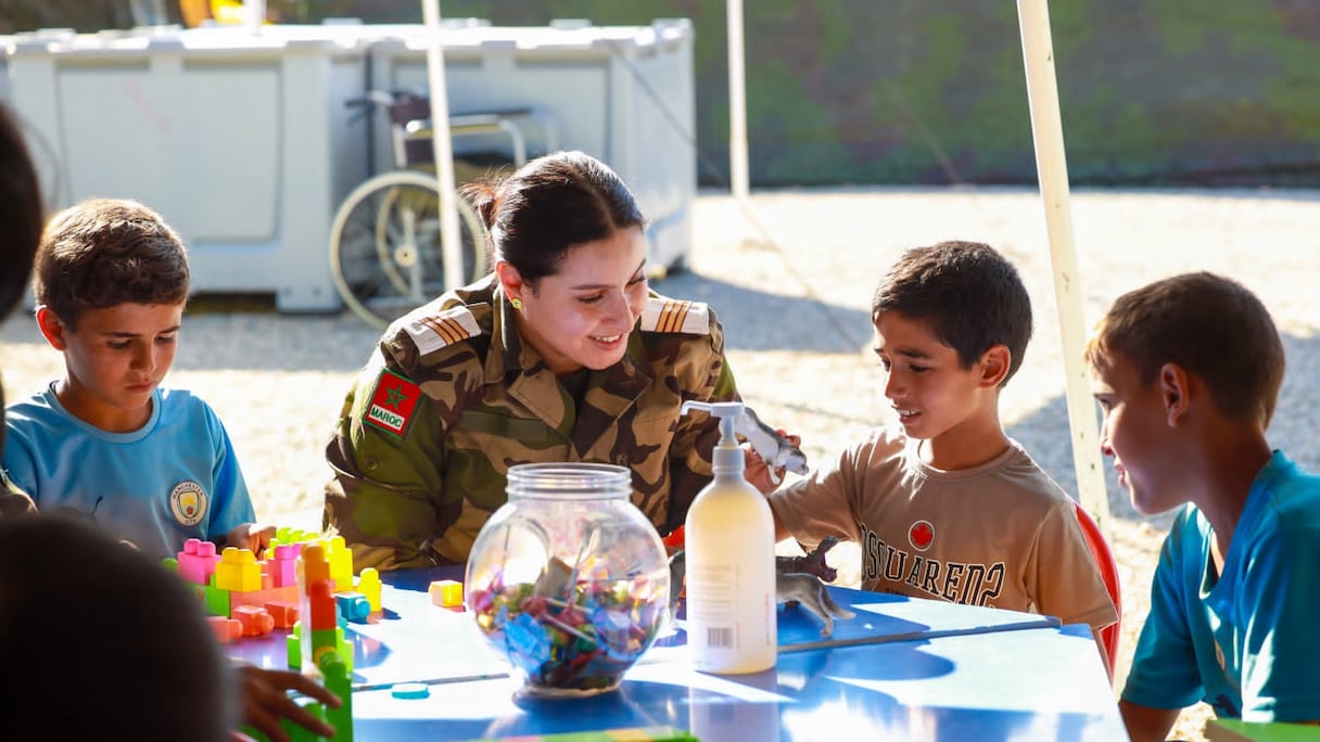 Des assistantes sociales des FAR avec des enfants de la Commune de Tafingoult, à Taroudant.