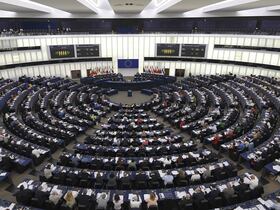 Des membres du Parlement européen participent à une séance de vote lors d'une session plénière au Parlement européen à Strasbourg, le 8 juin 2022.
