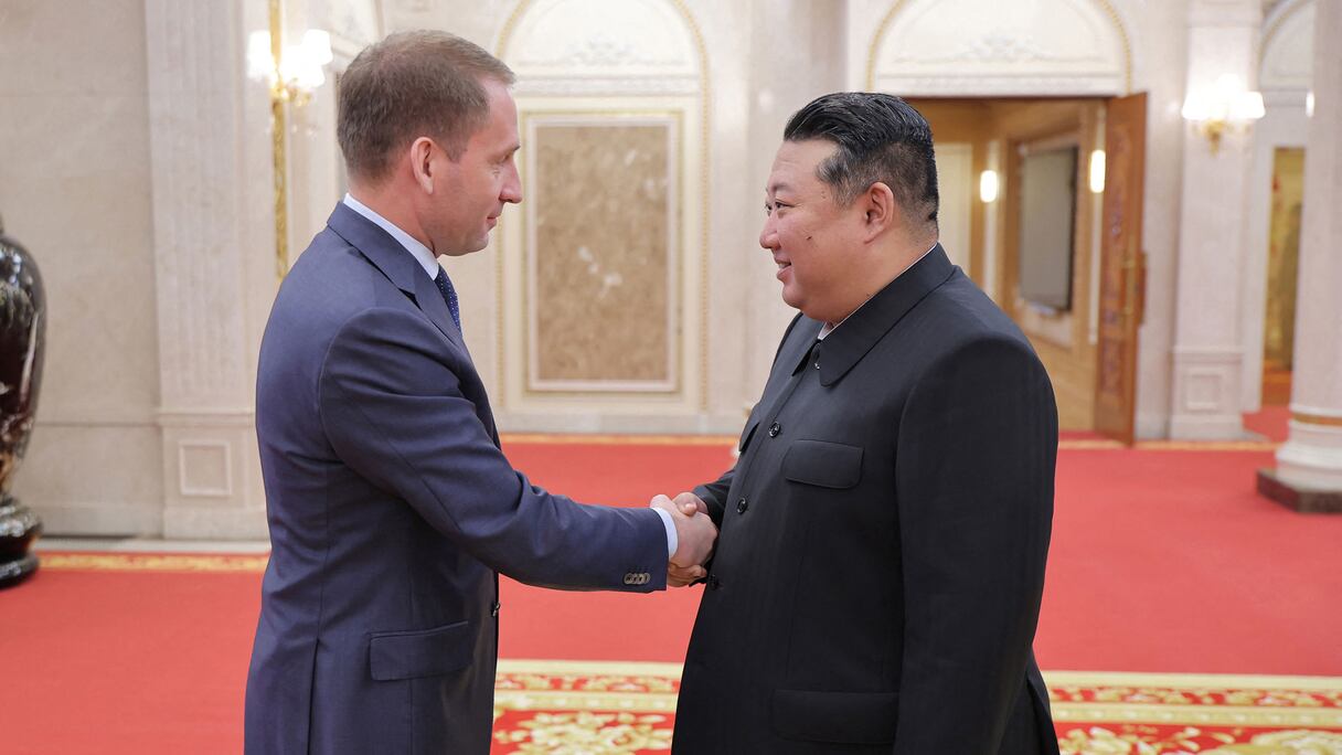Le dirigeant nord-coréen Kim Jong Un (à droite) rencontrant le ministre russe des ressources naturelles et de l'écologie Alexander Kozlov au siège du Comité central du Parti communiste à Pyongyang le 18 novembre 2024.