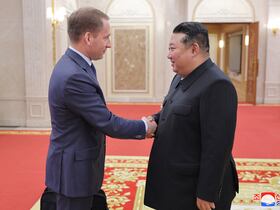 Le dirigeant nord-coréen Kim Jong Un (à droite) rencontrant le ministre russe des ressources naturelles et de l'écologie Alexander Kozlov au siège du Comité central du Parti communiste à Pyongyang le 18 novembre 2024.