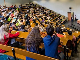 Des étudiants dans un amphithéâtre.