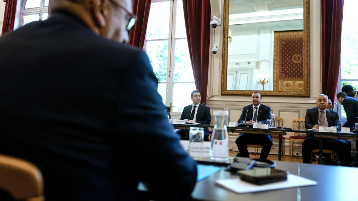 Le ministre algérien de l'Intérieur, des Collectivités locales et des Transports, Saïd Sayoud (à droite), assiste à une réunion avec le ministre français de l'Intérieur, Laurent Nuñez (à gauche), au ministère français de l'Intérieur à Paris, le 1er juin 2026.