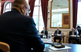 Le ministre algérien de l'Intérieur, des Collectivités locales et des Transports, Saïd Sayoud (à droite), assiste à une réunion avec le ministre français de l'Intérieur, Laurent Nuñez (à gauche), au ministère français de l'Intérieur à Paris, le 1er juin 2026.