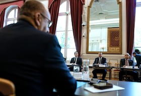 Le ministre algérien de l'Intérieur, des Collectivités locales et des Transports, Saïd Sayoud (à droite), assiste à une réunion avec le ministre français de l'Intérieur, Laurent Nuñez (à gauche), au ministère français de l'Intérieur à Paris, le 1er juin 2026.