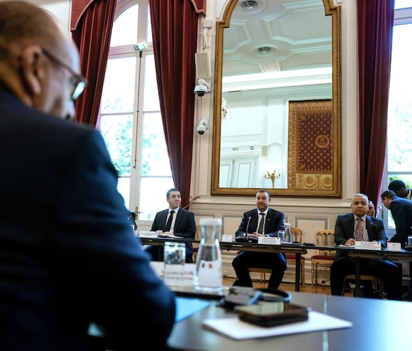 Le ministre algérien de l'Intérieur, des Collectivités locales et des Transports, Saïd Sayoud (à droite), assiste à une réunion avec le ministre français de l'Intérieur, Laurent Nuñez (à gauche), au ministère français de l'Intérieur à Paris, le 1er juin 2026.