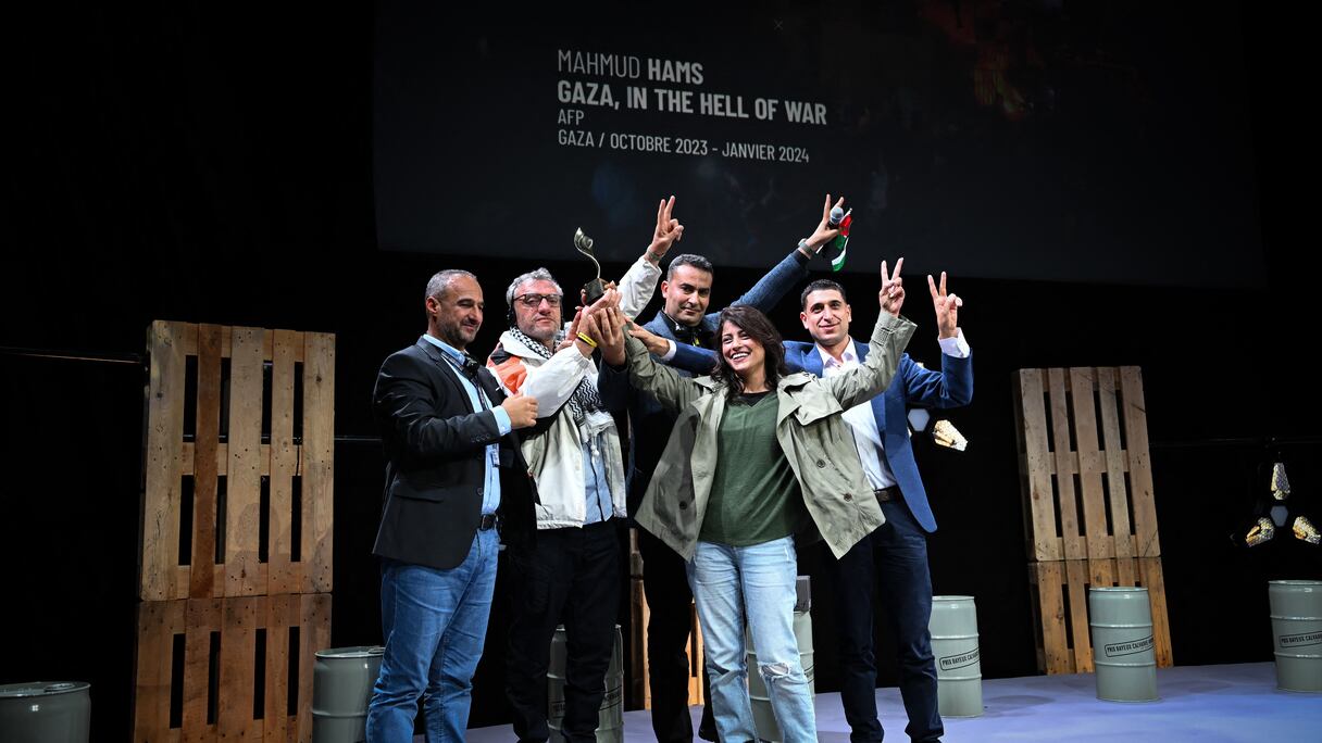 Le journaliste palestinien de l'AFP Adel Zaanoun, le photojournaliste palestinien Mohammed Abed, le photographe palestinien Mahmud Hams, le photographe palestinien Mai Yaghi et le vidéaste palestinien Belal AlSabbagh tiennent le « Trophée photo - Jury international décerné par Nikon » lors de la cérémonie de remise des prix dans le cadre du Prix 2024. édition du « Prix Bayeux Calvados-Normandie des correspondants de guerre », à Bayeux, dans le nord-ouest de la France, le 12 octobre 2024.