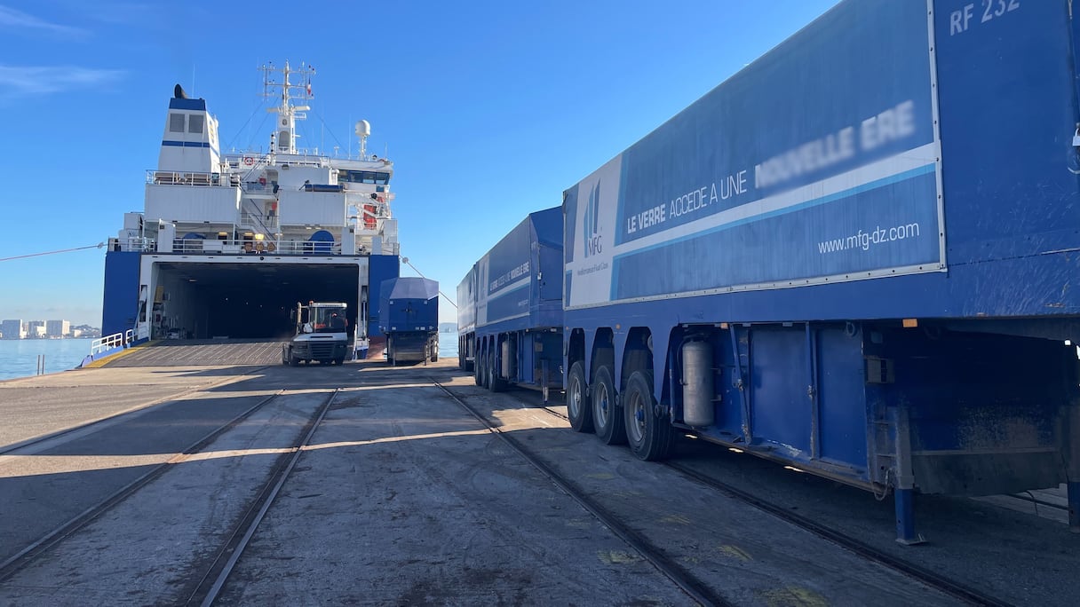 Il est interdit aux camions transportant des marchandises importées ou destinées à l’export d’entrer ou de sortir des portes n°1 à n°5 du port.