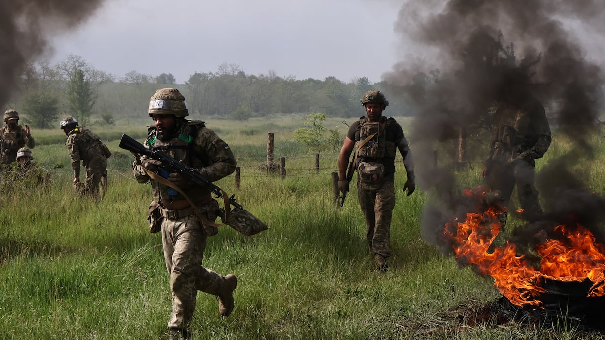 De nouvelles recrues participent à un exercice d'entraînement dans un lieu tenu secret, près de la ligne de front dans la région de Zaporijia, en pleine invasion russe de l'Ukraine