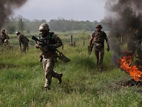 De nouvelles recrues participent à un exercice d'entraînement dans un lieu tenu secret, près de la ligne de front dans la région de Zaporijia, en pleine invasion russe de l'Ukraine