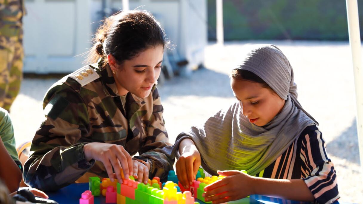 Des assistantes sociales des FAR avec des enfants de la Commune de Tafingoult, à Taroudant.
