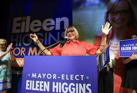 La maire élue Eileen Higgins s'adresse à ses partisans lors de sa soirée électorale organisée au Miami Women's Club le 9 décembre 2025 à Miami, en Floride