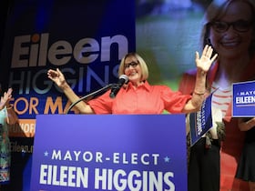 La maire élue Eileen Higgins s'adresse à ses partisans lors de sa soirée électorale organisée au Miami Women's Club le 9 décembre 2025 à Miami, en Floride