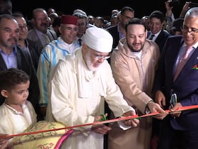 Mounir El Kadiri Boudchich coupe le ruban d'honneur, au cours de la cérémonie d'ouverture de la dixième édition du Village solidaire, à Madagh (province de Berkane), dans l'Oriental, le 7 octobre 2022.