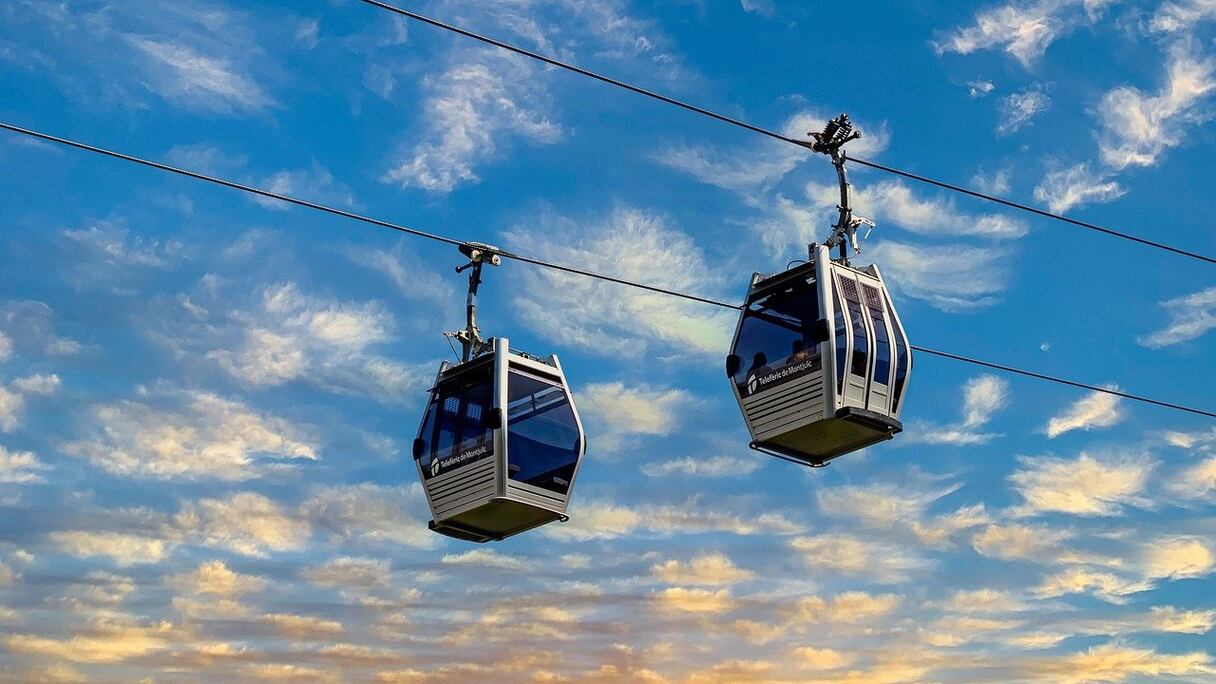 Deux cabines de téléphérique se croisent.