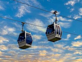 Deux cabines de téléphérique se croisent.