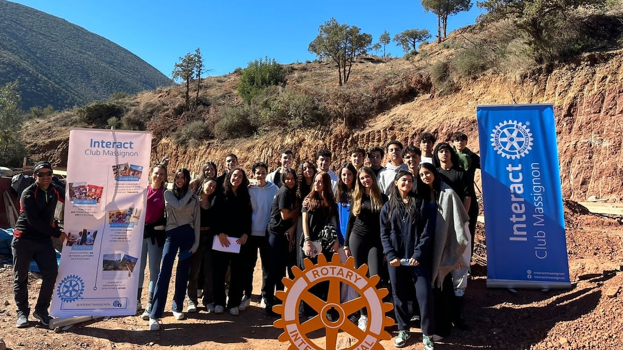 Les membres de l'Interact club Massignon, à Ouirgane, sur le chantier de reconstruction de l'école.