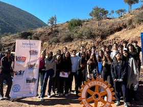 Les membres de l'Interact club Massignon, à Ouirgane, sur le chantier de reconstruction de l'école.