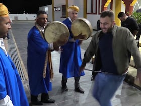 Pour célébrer la victoire du Maroc face à l'Espagne en huitèmes de finale de la Coupe du Monde 2022, à Oujda, des artistes populaires ont interprété quelques poèmes de Zajal.