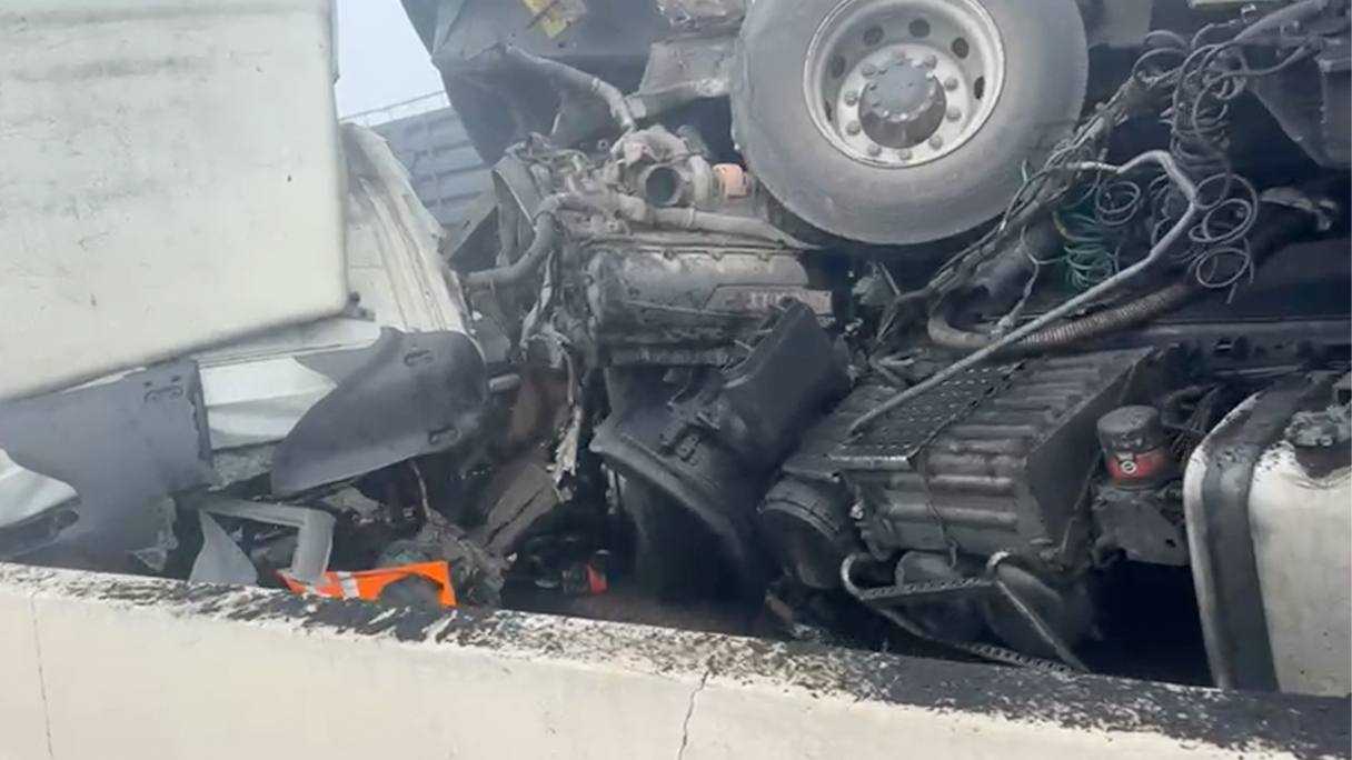 شهد الطريق السيار الرابط بين الدار البيضاء والجديدة ،صباح اليوم الجمعة، حادثة سير مروعة بين عدد كبير من الشاحنات والسيارات مما أدى إلى توقف حركة السير وتعطل حركة المرور بشكل كامل في الاتجاهين.