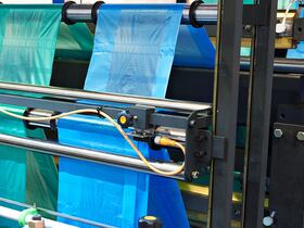 Des machines dans une usine de production de sacs en plastique.