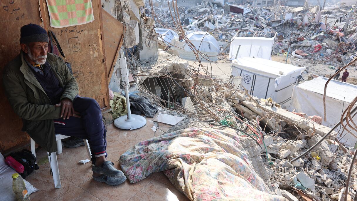 Un Palestinien assis dans les décombres de sa maison à Jabalia dans le nord de Gaza le 4 février 2025