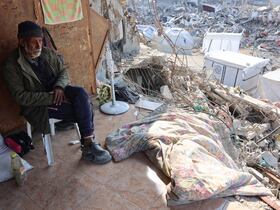 Un Palestinien assis dans les décombres de sa maison à Jabalia dans le nord de Gaza le 4 février 2025