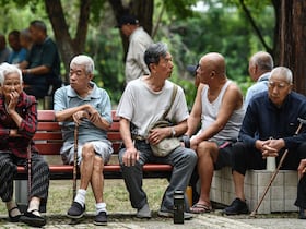 Des personnes âgées se reposent dans un parc à Fuyang, dans la province d'Anhui, dans l'est de la Chine, le 13 septembre 2024.