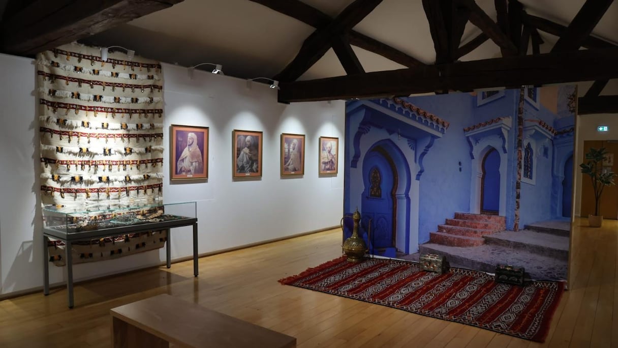 Une vue de l'exposition "Maroc: dynasties au cœur d'une histoire millénaire", qui se tient jusqu'au 31 août au Musée Hôtel-Dieu, à Mantes-La-Jolie.