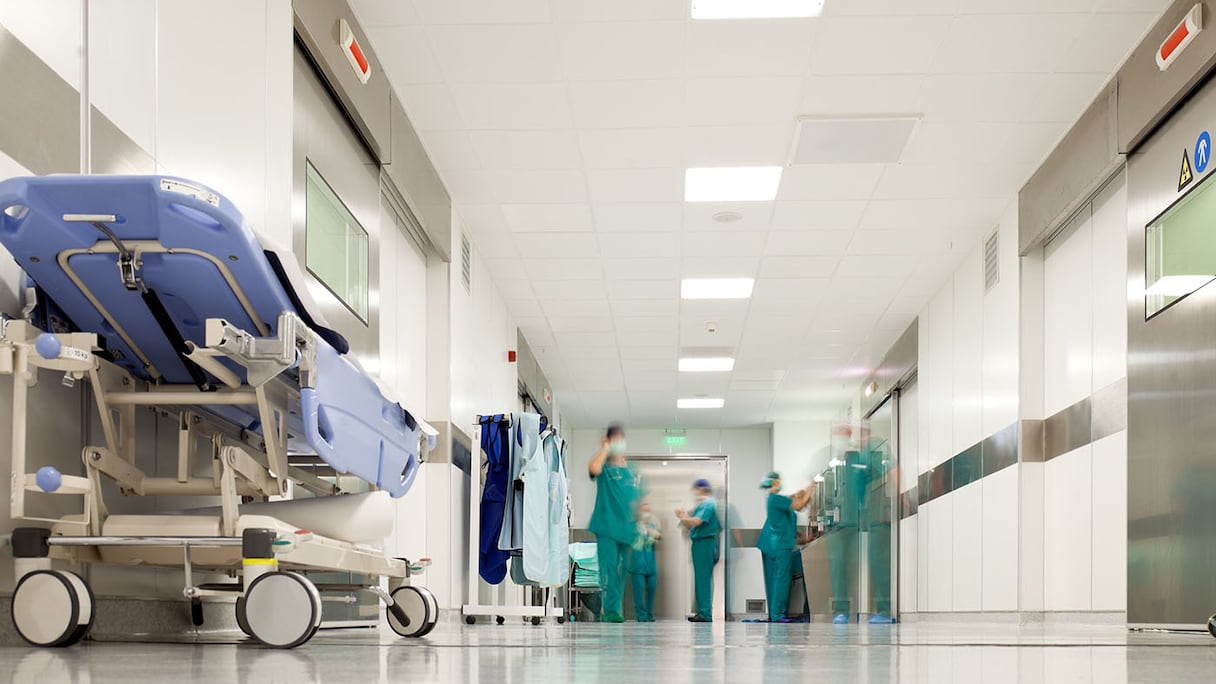 Un couloir d'hôpital.