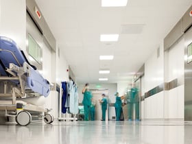 Un couloir d'hôpital.