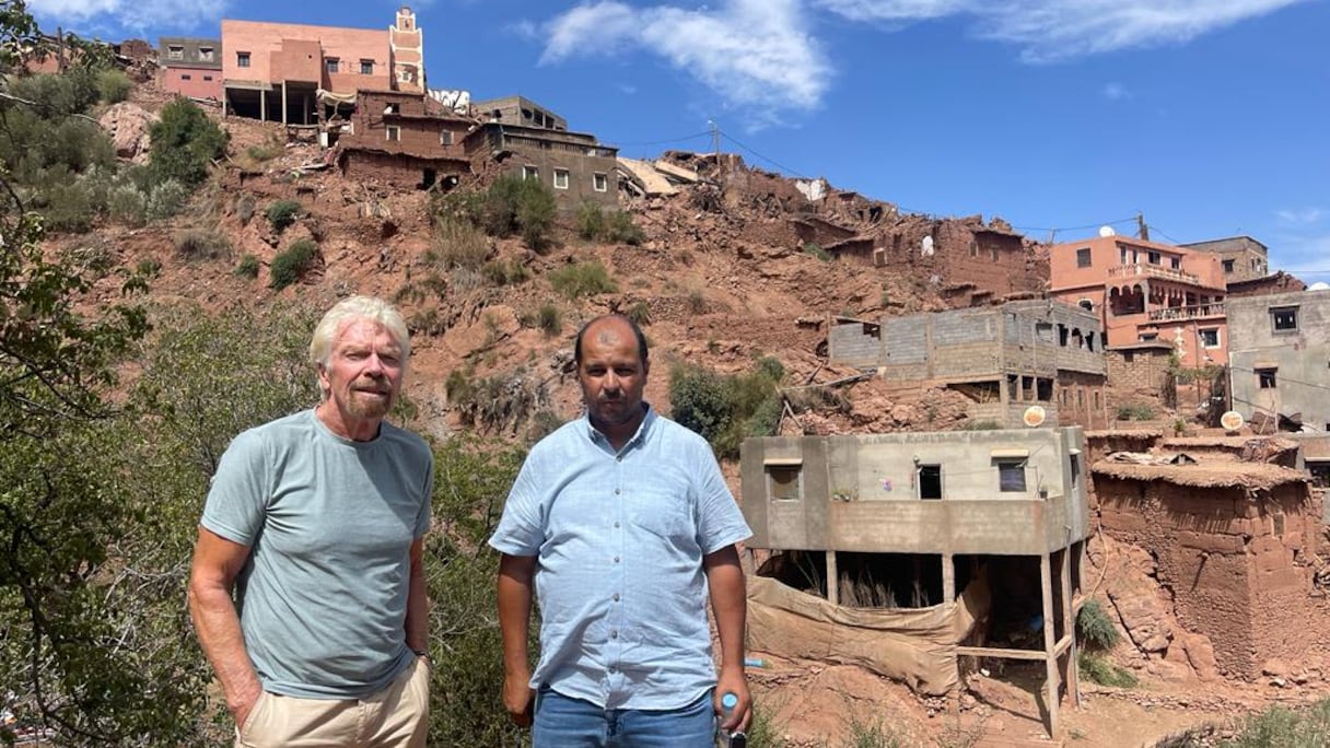 Le milliardaire britannique Richard Branson, devant un village du Haouz frappé par le séisme du 8 septembre.