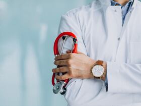 Le stéthoscope est un outil fondamental dans la pratique de la médecine, la blouse blanche est l'uniforme des médecins.