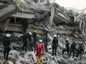 Des secouristes recherchent des survivants coincés dans l'immeuble Sky Villa Condominium effondré à Mandalay le 29 mars 2025