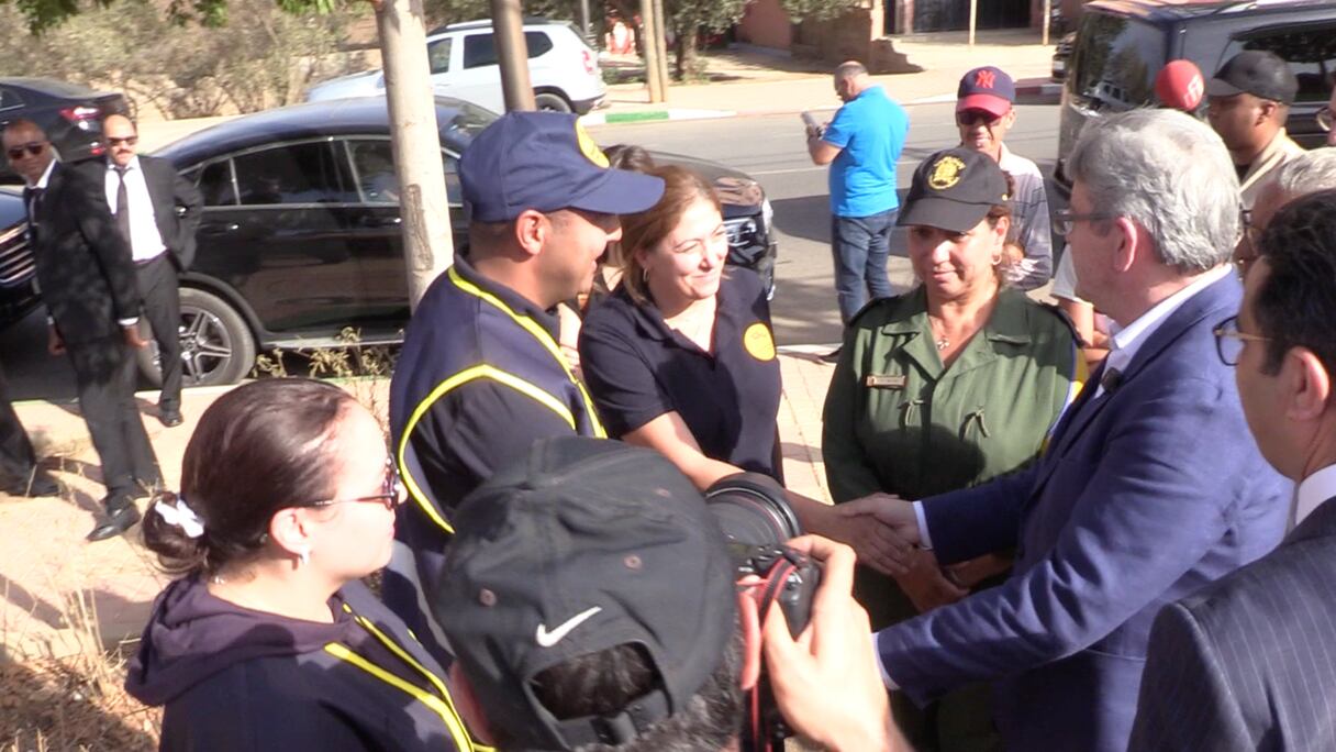 Le leader de La France Insoumise, Jean-Luc Mélenchon, lors d'une visite de solidarité à Amizmiz, mercredi 4 octobre 2023.