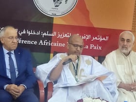 Farid El Bacha (gauche) lors du 3ème Congrès africain pour la paix, à Nouakchott.