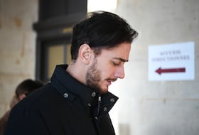 Le chanteur marocain Saad Lamjarred, accusé d'avoir violé Laura Prioul en 2016, arrive pour l'ouverture de son procès, à la cour d'assises de Paris, le 21 février 2023.