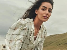 La mannequin marocain Nora Attal, nouveau visage de la collection printemps-été 2026 de Barbour.