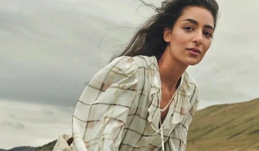 La mannequin marocain Nora Attal, nouveau visage de la collection printemps-été 2026 de Barbour.