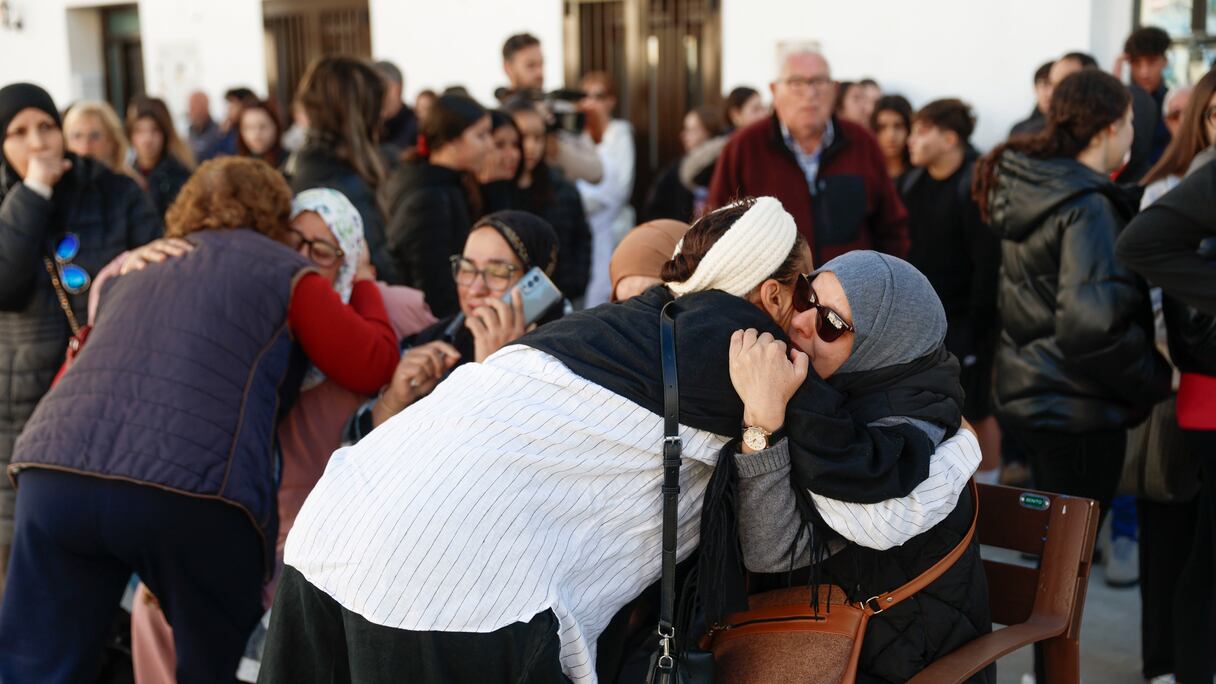Les habitants de Torrox pleurent la mort de la famille pendant une cérémonie funéraire organisée devant les portes de la mairie.
