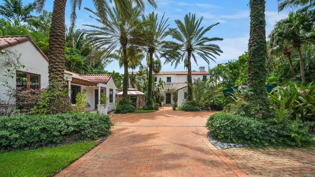 Hibiscus est une île artificielle créée en 1924 à partir du dragage de la baie de Biscayne. Elle séduit dès ses débuts les riches familles industrielles qui préfèrent, aux hivers du Midwest, les résidences construites dans un style méditerranéen au bord de l’eau.