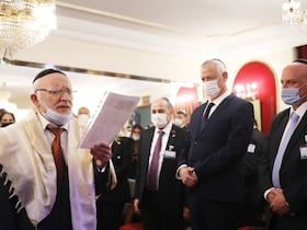 Le ministre israélien de la Défense, Benny Gantz, en compagnie du chargé d'affaires de la mission diplomatique israélienne à Rabat, David Govrin, en visite à la synagogue Talmud Torah.