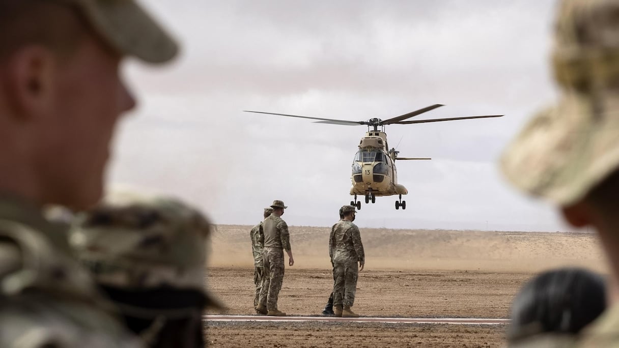 Des soldats de l'US Army observent le décollage d'un Puma SA 330 des Forces Royales Air, lors de l'exercice militaire African Lion, dans la région de Tan-Tan (Guelmim-Oued Noun), dans le sud-ouest du Maroc, le 18 juin 2021.