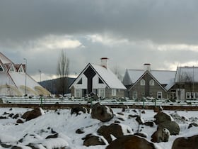 Ifrane (à 1.713 mètres d'altitude, dans le Moyen Atlas). Le nom de la ville signifie "cachettes" ou "grottes" en amazigh. La présence humaine y remonte au Néolithique, en témoignent des grottes telles que celles de Tizguite, ou des vestiges archéologiques.